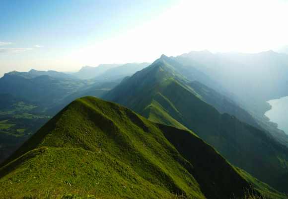 Gratwandern in den Emmentaler Alpen: 5-Gipfel-Tour hoch über Interlaken im Kanton Bern