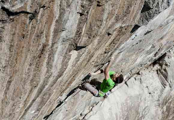 Kilian Fischhuber steil am Weg in der "Bergstation", Zillertal