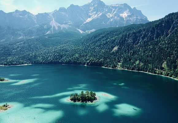 Der unverkennbare Eibsee unterhalb der Zugspitze