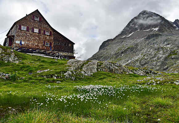 Die Adolf-Nossberger-Hütte (2.488 m) in der Kärntner Schobergruppe