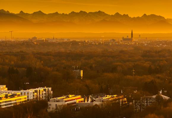 Bayern: München vor herbstlichem Bergpanorama