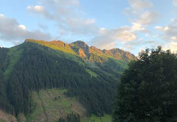 Der morgendliche Ausblick vom Balkon auf den Schusterkogel, die Chefin im Pyjama ist leider nicht zu erkennen