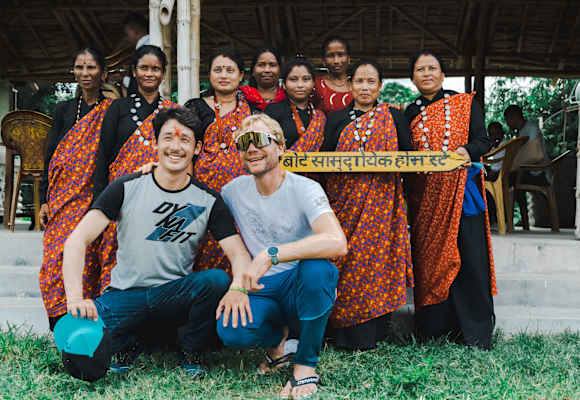 Prakash Sherpa und Benedikt Böhm im Chitwan Nationalpark in Nepal