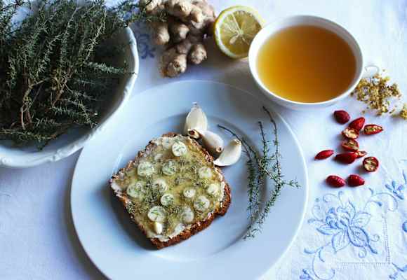Power-Tee und Knoblauch-Thymian-Honig-Brot