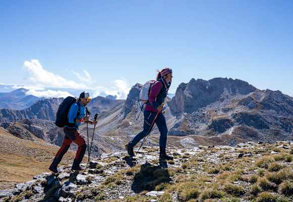 Tamara Lunger und Medoti Chilimanov im Aufstieg in Albanien, Bergkulisse und blauer Himmel