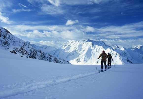 Skitourengeher: Zur Finstertaler Scharte in den Stubaier Alpen in Tirol