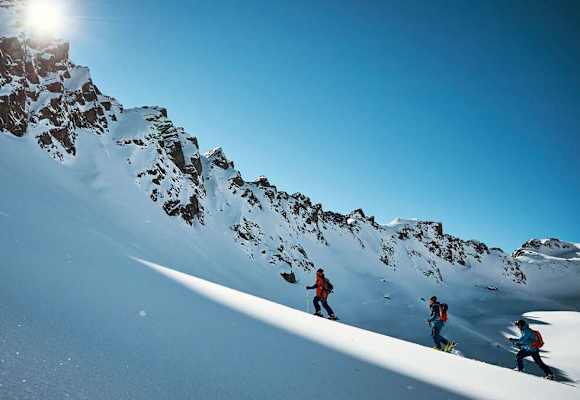 Skitourengeher im freien Gelände