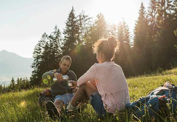 Wanderer beim Rasten im Tannheimer Tal in Tirol