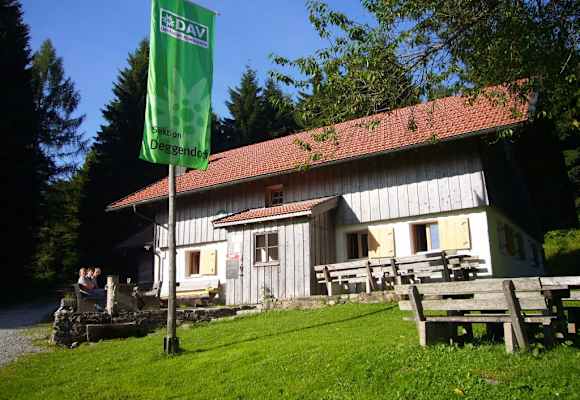 Nur ein paar hundert Meter von Deggendorf entfernt befindet sich auf der Rusel die Hochwaldhütte