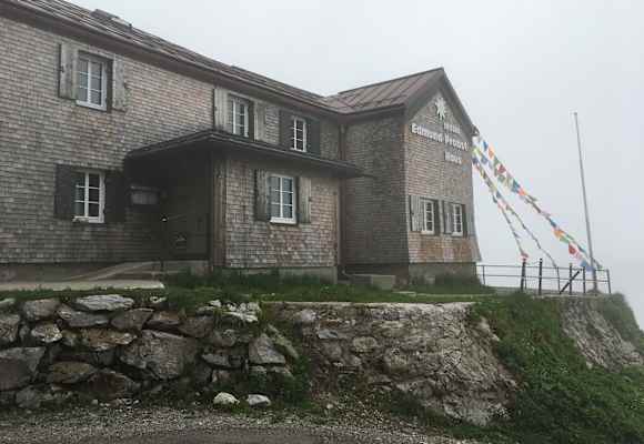 Das Edmund-Probst-Haus (1.930 m) steht in den Allgäuer Alpen am Fuße des Nebelhorns