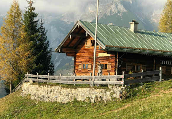 Die Freilassinger Hütte im Sommer