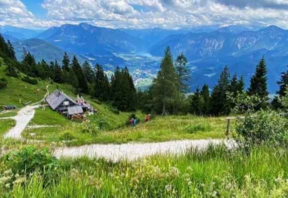 Lieblich eingebettet auf der Almfläche oberhalb von Bad Ischl
