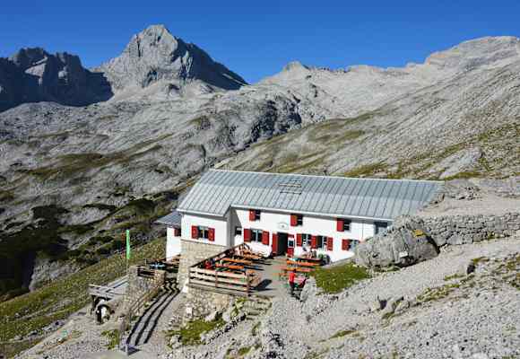 An der Schwelle des Zugspitzplatts unterhalb des Brunntalkopfes liegt malerisch die Knorrhütte auf 2.052 m Seehöhe.