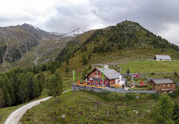 Die Peter-Anich-Hütte steht oberhalb von Telfs in den nördlichen Stubaier Alpen in Tirol.