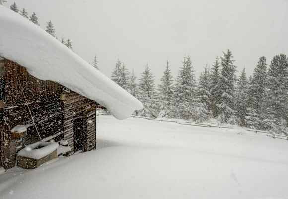 Die Rinner Alm tief verschneit. 