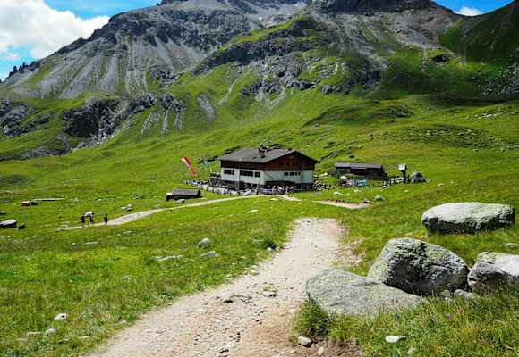 Umgeben von prächtigen Almwiesen liegt die Sesvennahütte zwischen dem Vinschgau und dem Engadin über dem Talschluss des Schlinigtals.