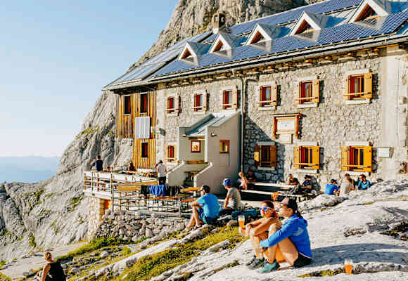 Auf der Adamekhütte haben die Gäste einen edlen Platz in der Abendsonne