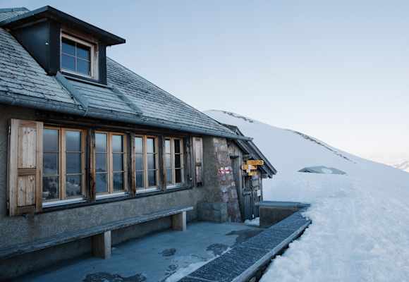Die Grubenberghütte während der Abenddämmerung