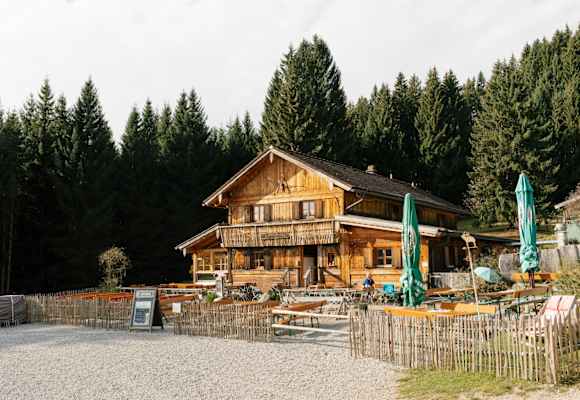 Die Gundhütte befindet sich bei Pfronten im Allgäu auf einer Hochebene am Südhang des Edelsberges.