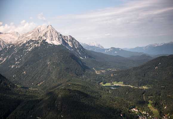 Blick auf den Lautersee und die Wettersteinspitzen