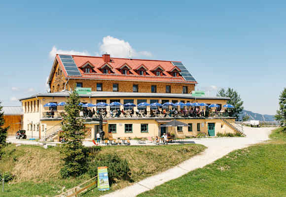 Die idyllische Berghütte Kreuzeckhaus liegt inmitten der oberbayerischen Alpen im Wettersteingebirge.