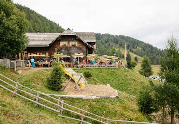 Die Lammersdorfer Hütte ist ein Almgasthof in den Nockbergen.