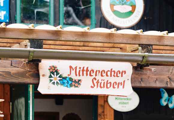 Die Jausenstation Mittereckstüberl liegt im oberösterreichischen Salzkammergut in einem Talkessel des Niedermittereckers.