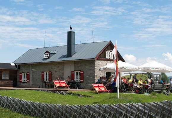 Die Salzburger Hütte lädt zur Einkehr ein.