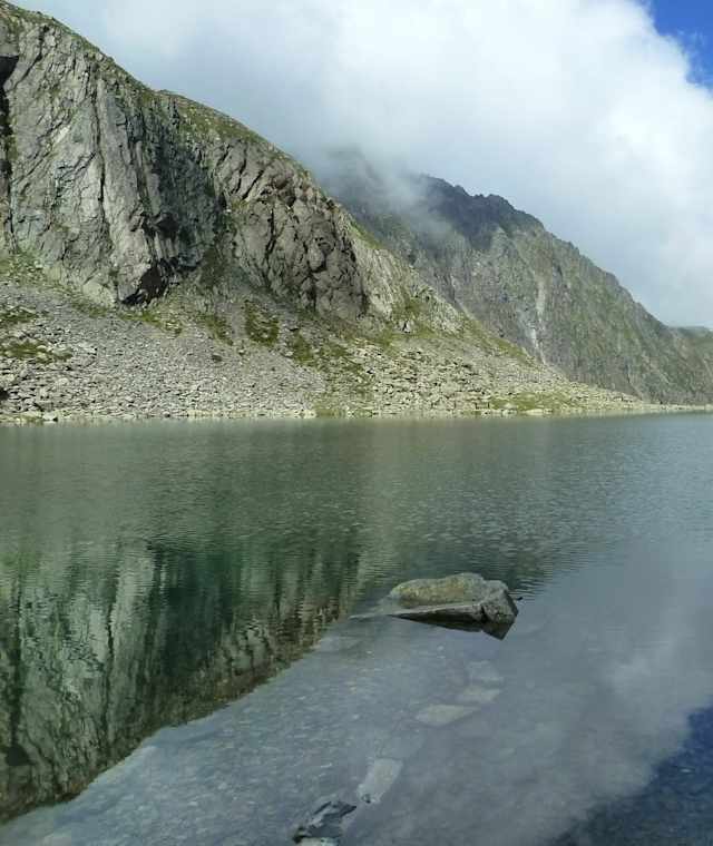 Kraftplatz Hunstalsee in den Stubaier Alpen in Tirol.