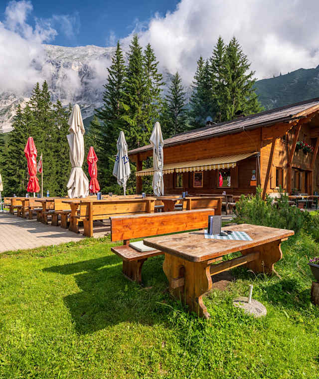 Neue Alplhütte, Terrasse