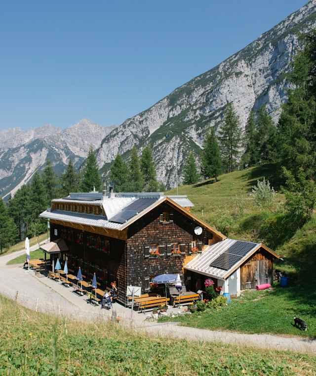 Südwestlich unterhalb der Solsteine und hoch über Zirl im Inntal gelegen ist die Neue Magdeburger Hütte.