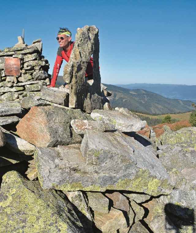 Markanter Steinwall beim Abstieg vom Eiblkogel.