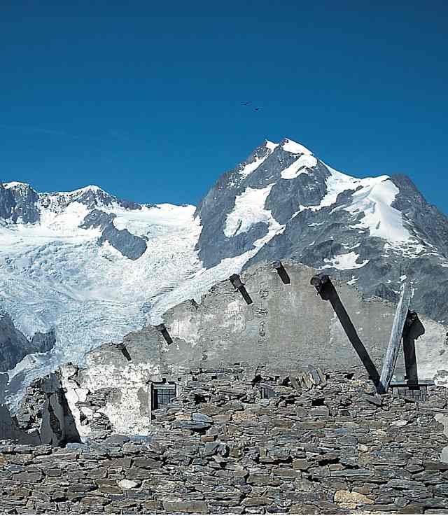 Hüttenruine auf dem Mont Fortin. Blick zur Aiguille de Trélatête, 3.920  m.