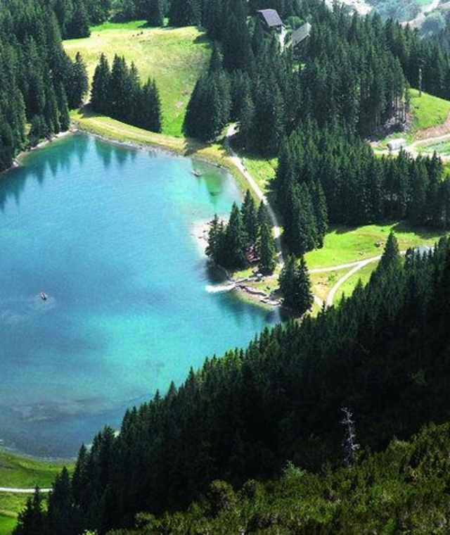 Das kristalklare Wasser des Arnisee