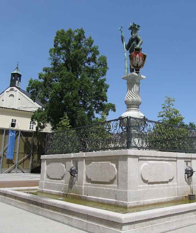 Vom Domplatz in Salzburg gehen wir durch die Franziskanergasse und die Hofstallgasse zum Herbert-von-Karajan-Platz. Hier halten wir uns links.