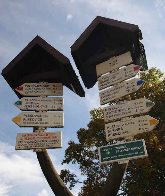 Wegweiser empor zum Klet’.
