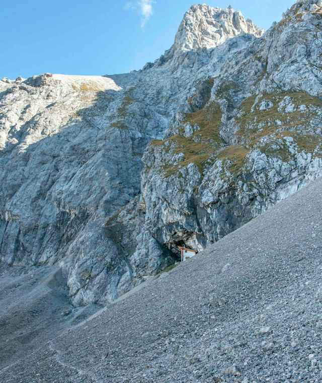 Die Breitenkopfhütte duckt sich an die Felswand des Breitenkopfes.