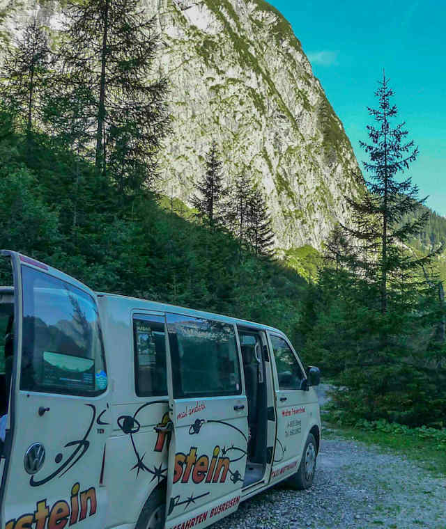 Mit diesem Taxi fährt man von Bach zum Ausgangspunkt des Hüttenweges.