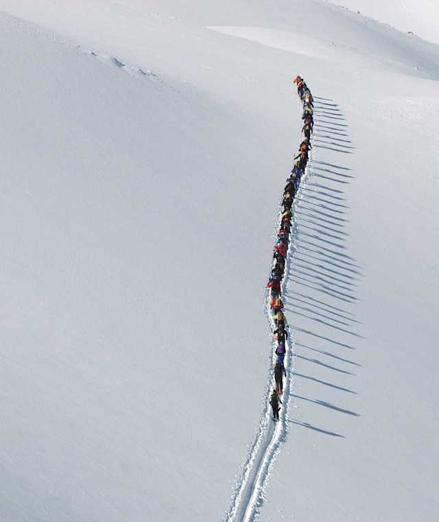 Mit Telemarkskiern durch sicheres Gelände
