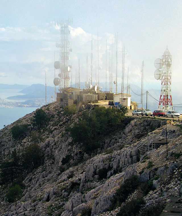 Antennenwald auf dem Gipfel des Pantokrátoras, im Hintergrund Kérkyra.