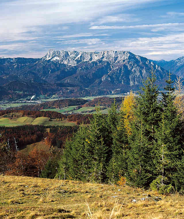 Blick vom Spielberg auf Salzachtal, Untersberg (links) und Zwiesel/Hochstaufen (rechts).