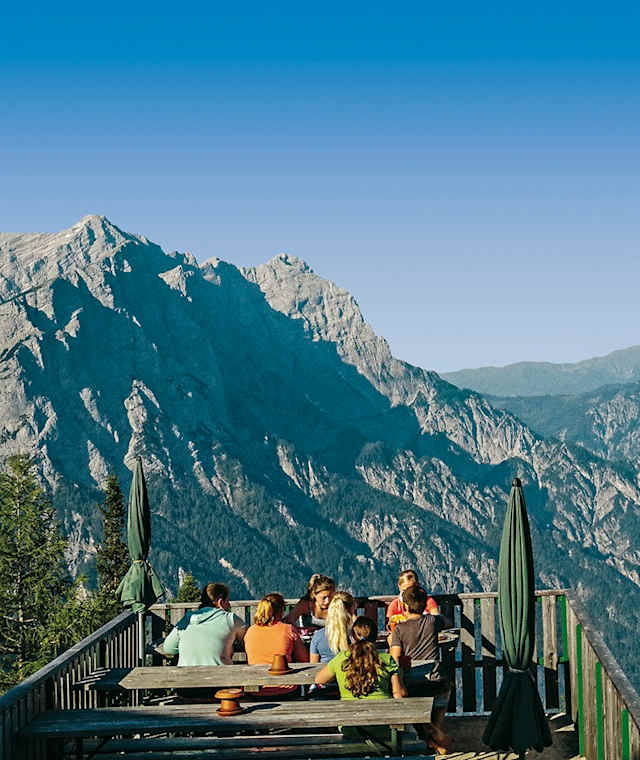 Die Aussichtsterrasse der Ennstaler Hütte.
