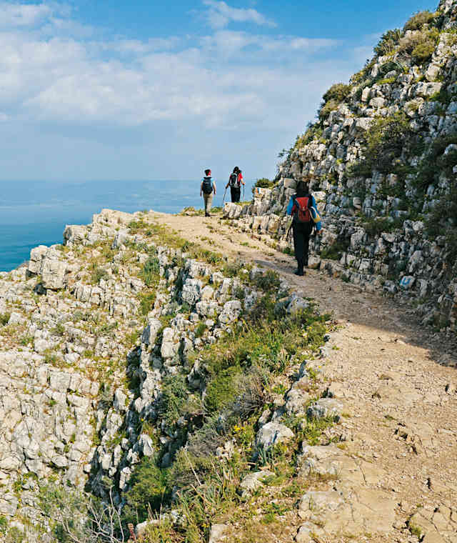 Zunehmend ausgesetzt führt der Bergpfad in Richtung Gipfel.