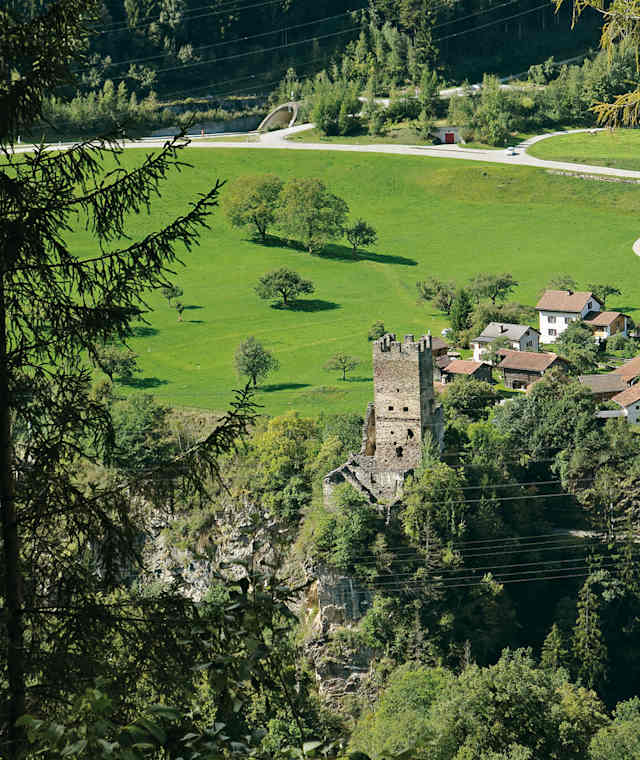 Burgruine Campell / Campi vom Abstieg zum Weiler Parnegl.