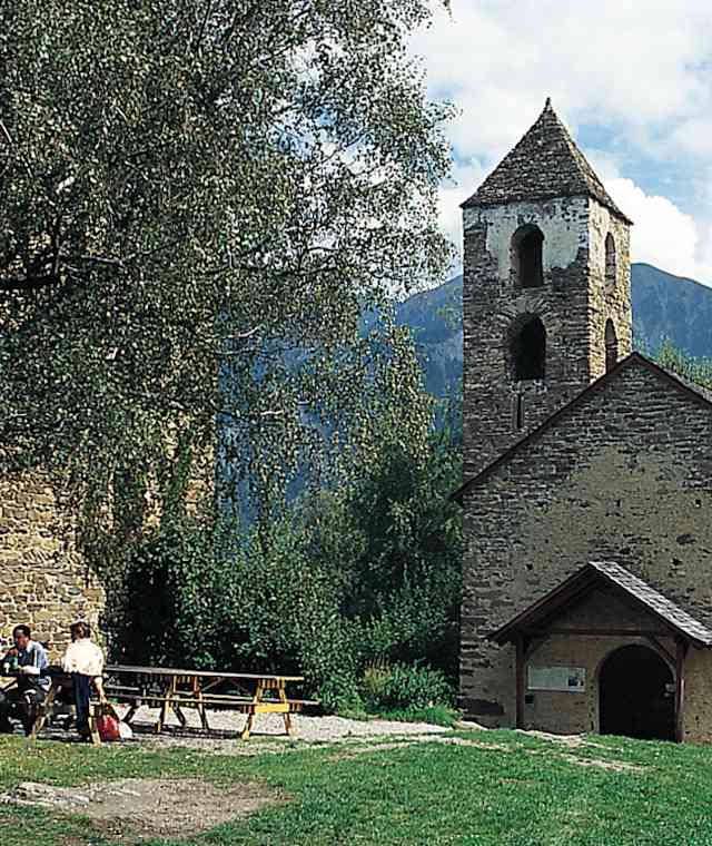 Rast an der Burgkapelle von Hohen Rätien.