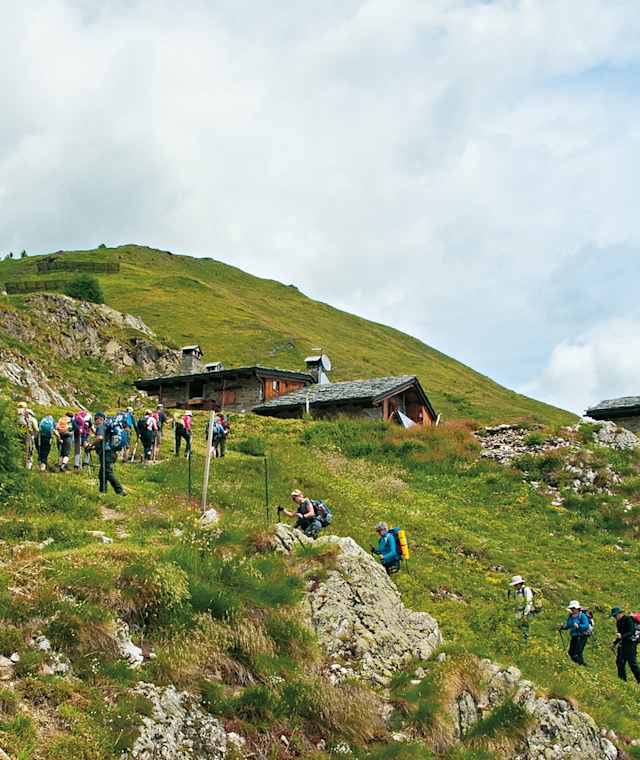 Wir sind auf einer beliebten Wanderroute über den Mont de la Saxe zum Refuge Bonatti
