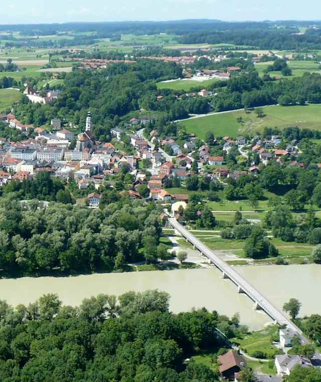 Auenlandschaft zu Füßen Tittmonings