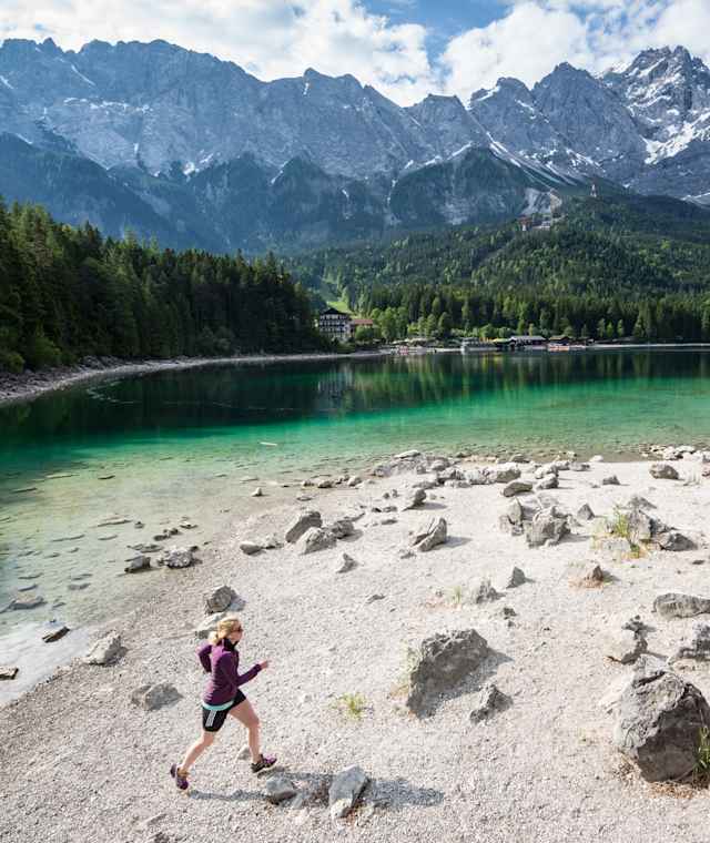 Je nach Wetterlage hat der Eibsee wunderschöne Farben.