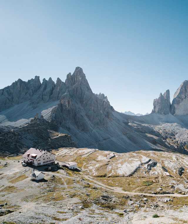 Blick auf die Drei Zinnen (rechts) von Norden aus gesehen, dem Paternkofel (2.744 m) und der Dreizinnenhütte.