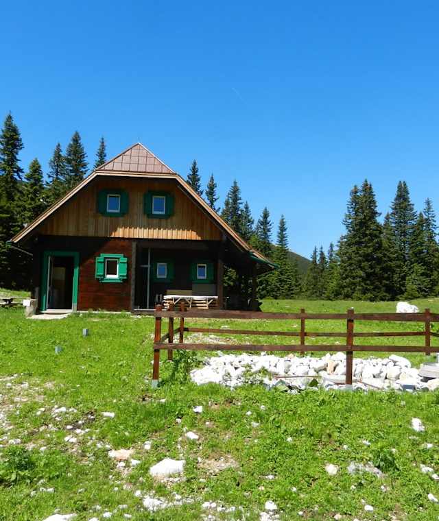 Die traditionsreiche Gloggnitzerhütte auf der Raxalpe